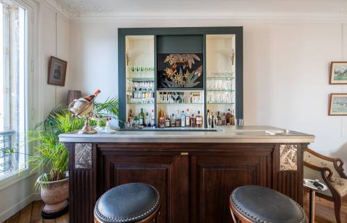 Ambiance sophistiquée avec des éléments décoratifs et un éclairage subtil.