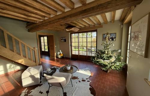 Baie vitrée dans le salon donnant sur le jardin