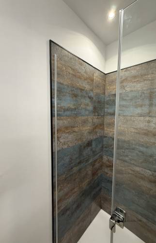 Pose du carrelage et création de l'espace douche.