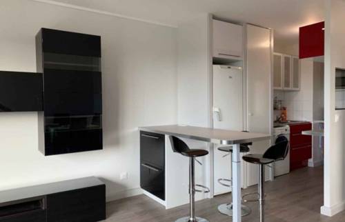 Salon après travaux avec création d'un bar / Mange debout + rangement
