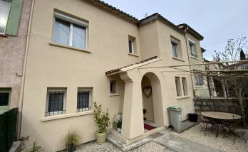 Maison avec façade refaite 