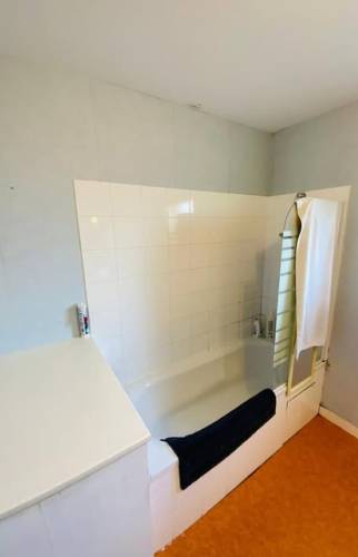 Salle de bain avant rénovation à Bain-de-Bretagne 