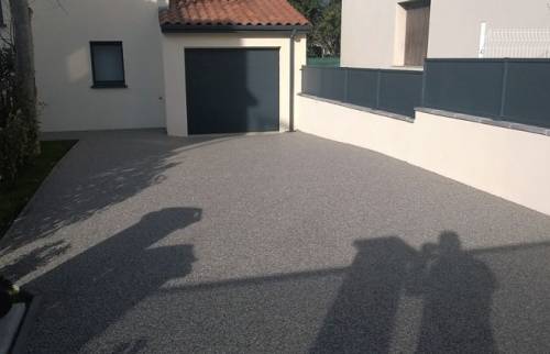 Allée garage béton coloré et allée jardin, carrelage Compiègne