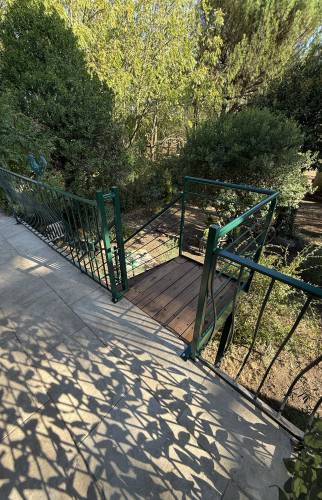 accès escaliers du balcon vers le jardin La Maison Des Travaux Ales