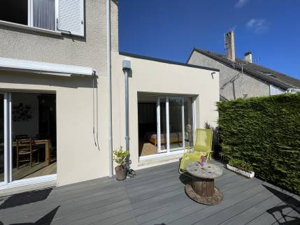 Extension avec sa baie vitrée donnant sur la nouvelle terrasse (Merville-Franceville Plage 14810)