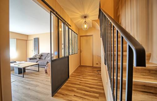 Installation de verrières d'intérieur fixe et coulissantes en rez-de-chaussée de pavillon sol et escalier en stratifié bois à Pleyben (29190)