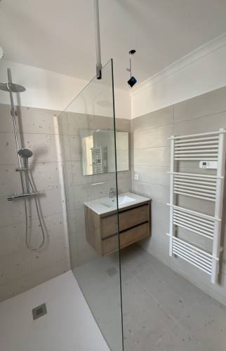douche rénovée avec vitre et meuble vasque bois La Maison Des Travaux Ales