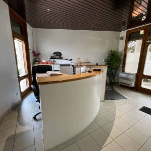 aménagement moderne et chaleureux cabinet médical Haute-Savoie