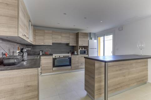 Rénovation complète d’une maison avec aménagement d’un garage transformé en séjour cuisine à Neuville sur Saône