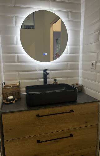 Salle de bain après rénovation miroir et vasque
