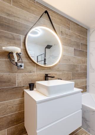 Meuble à vasque posée dans une salle de bain contemporaine - Montpellier 34000