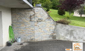 parement pierre extérieur maison, habillage façade montagne, rénovation mur extérieur La Clusaz, façade pierre alpine, la maison des travaux sallanches, courtier en travaux sallanches