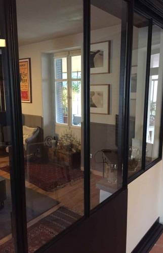 Création d'une verrière en aluminium afin de délimiter les pièces tout en conservant un espace ouvert