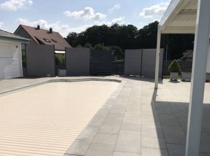 Clôture et brises vues à l'arrière de la maison à Rixheim