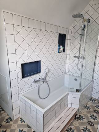 Baignoire douche, niches, salle de bain à Hésingue