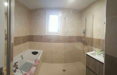 Salle de bains entièrement rénovéee à Saintes