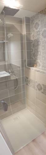 Espace douche receveur extraplat, paroi pivotante, colonne de douche, faïence effet carreau de ciment