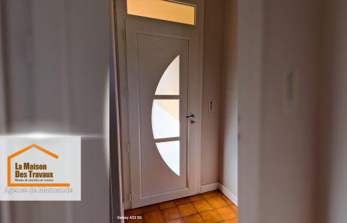 Une nouvelle porte installée – Plus moderne, plus isolante et offrant une belle vue sur l’extérieur, elle améliore nettement la luminosité de la pièce.