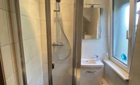 Douche, meuble lave main, carrelage à Saint Louis