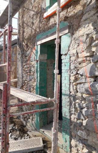 Avant : mur en pierre + pisé