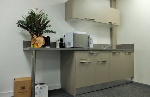 Aménagement d'une mini-cuisine dans un espace détente pour les locaux d'une agence de communication, Lyon Vaise