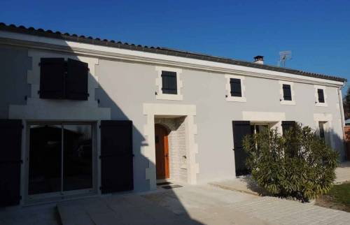 Ravalement de façade de maison charentaise en charente et charente-maritime