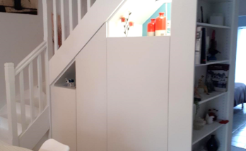 Aménagement de placards sur mesure sous escalier