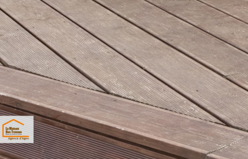 Zoom sur une terrasse en lames composites aménagée entre Brax et Agen avec mobilier en bois, alliant confort, durabilité et convivialité.