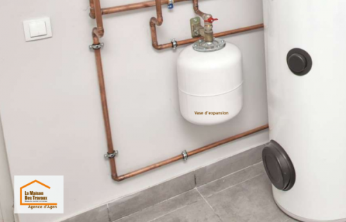 Rénovation énergétique d’une maison à Agen avec panneaux solaires thermiques, ballon d’hydroaccumulation et chaudière bois pour réduire les consommations d’énergie.