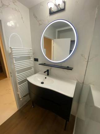 Fontaines Sur Saône (69270) : Rénovation complète d'une salle de bains avec l'alliance réussie du carrelage effet marbre et du noir