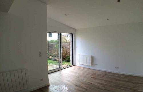 Salon avec carrelage imitation parquet