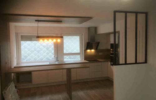 Une cuisine ouverte sur le salon