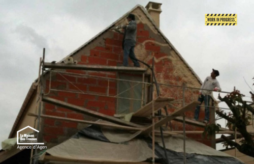 Façade de maison après ravalement près d’Agen, avec un enduit clair uniforme et une finition soignée.