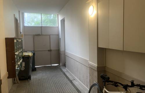 entrée vue de l’extérieur studio étudiant rénové