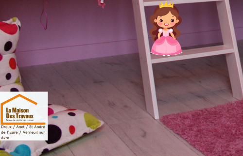 Un coin lecture coloré et un sol stratifié clair, résistant et facile à entretenir pour accompagner la croissance de l’enfant.