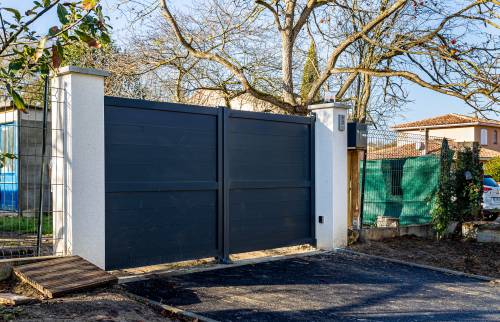 Portail battant et poteaux