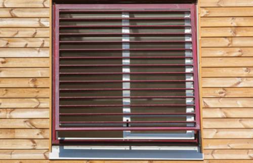 Pose d'un store à bandes verticales à St Pair sur Mer