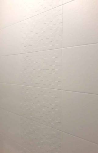 Faïence décorative avec motifs en relief