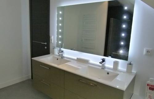 Meuble double vasque suspendu et baignoire de part et d'autre salle de bain secondaire - Pontoise - 95300 -