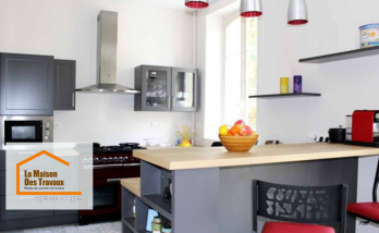 Rénovation d’une cuisine moderne près d’Agen par La Maison Des Travaux d’Agen. Îlot central, meubles gris et ambiance lumineuse.