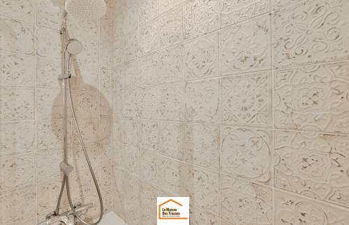 Colonne de douche dans une salle de bain rénovée