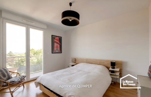 Rénovation d’une chambre lumineuse à Treffiagat avec parquet chaleureux, accès balcon et ambiance apaisante. Réalisation accompagnée par La Maison Des Travaux Quimper.