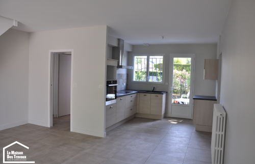 Pièce de vie avec cuisine ouverte