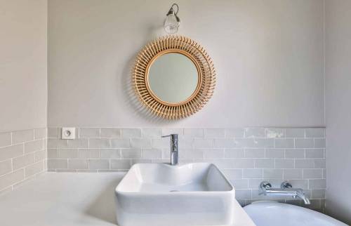 Une baignoire à pied dans cette salle de bain de Paris (75)