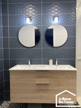 Salles d'eau en bleu, villa située dans les monts d'or