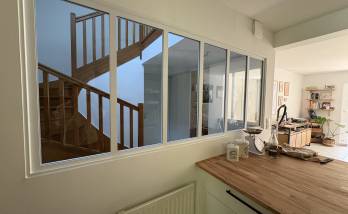 Vue cuisine après rénovation avec verrière d’atelier par La Maison Des Travaux Bruz