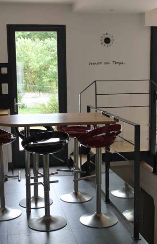 Rénovation d'une maison avec frangement entre le salon et la cuisine et accès par une passerelle à Nantes (44)