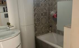 Salle de bain contemporaine dans un petit espace