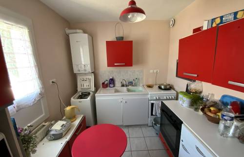 Ancienne cuisine avec table et four 