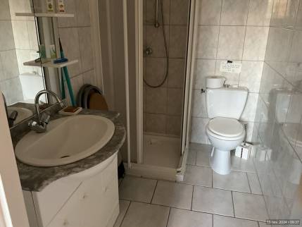 Salle de bain avant travaux de rénovation - Saint Nicolas de la Grave 82210